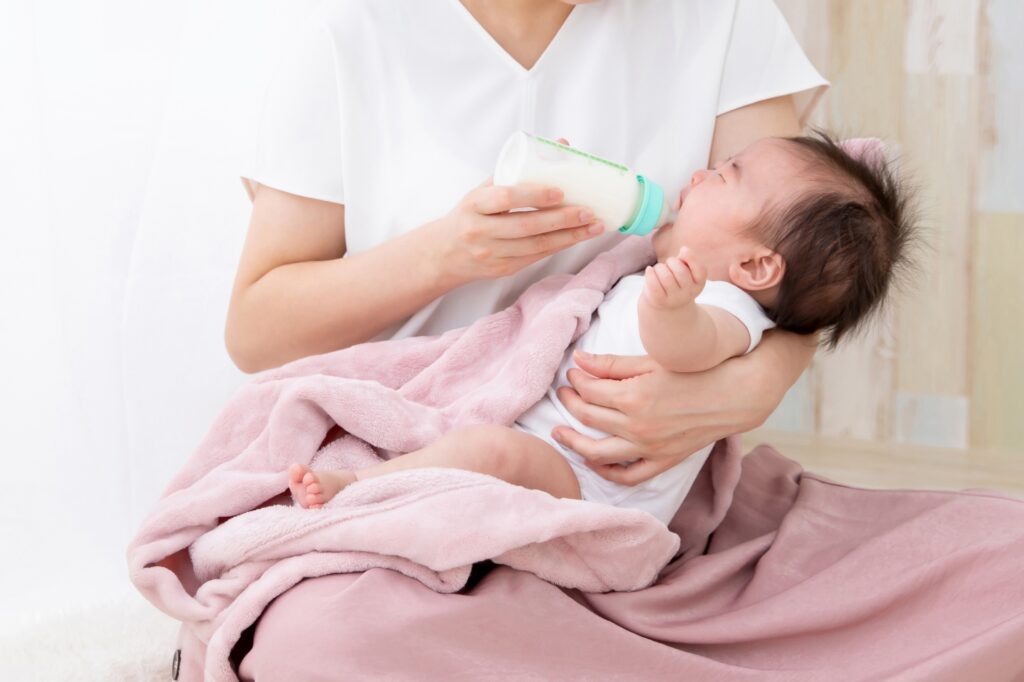 哺乳瓶でミルクを飲む赤ちゃん