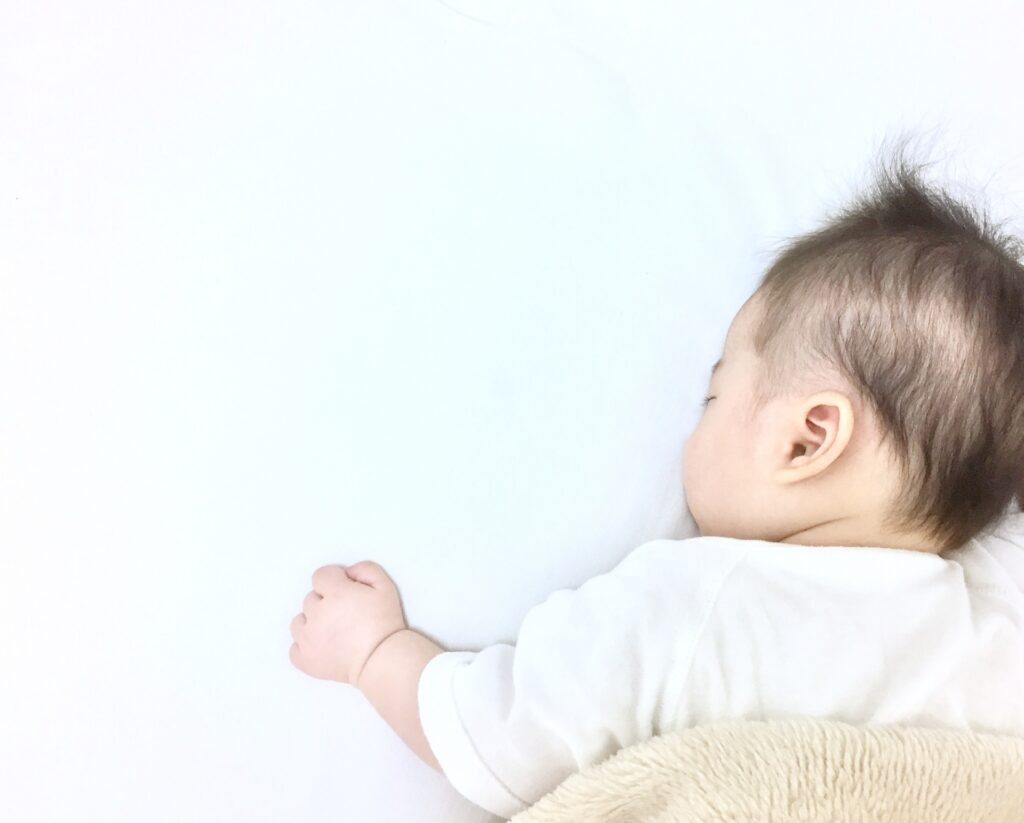 すやすや眠る赤ちゃん