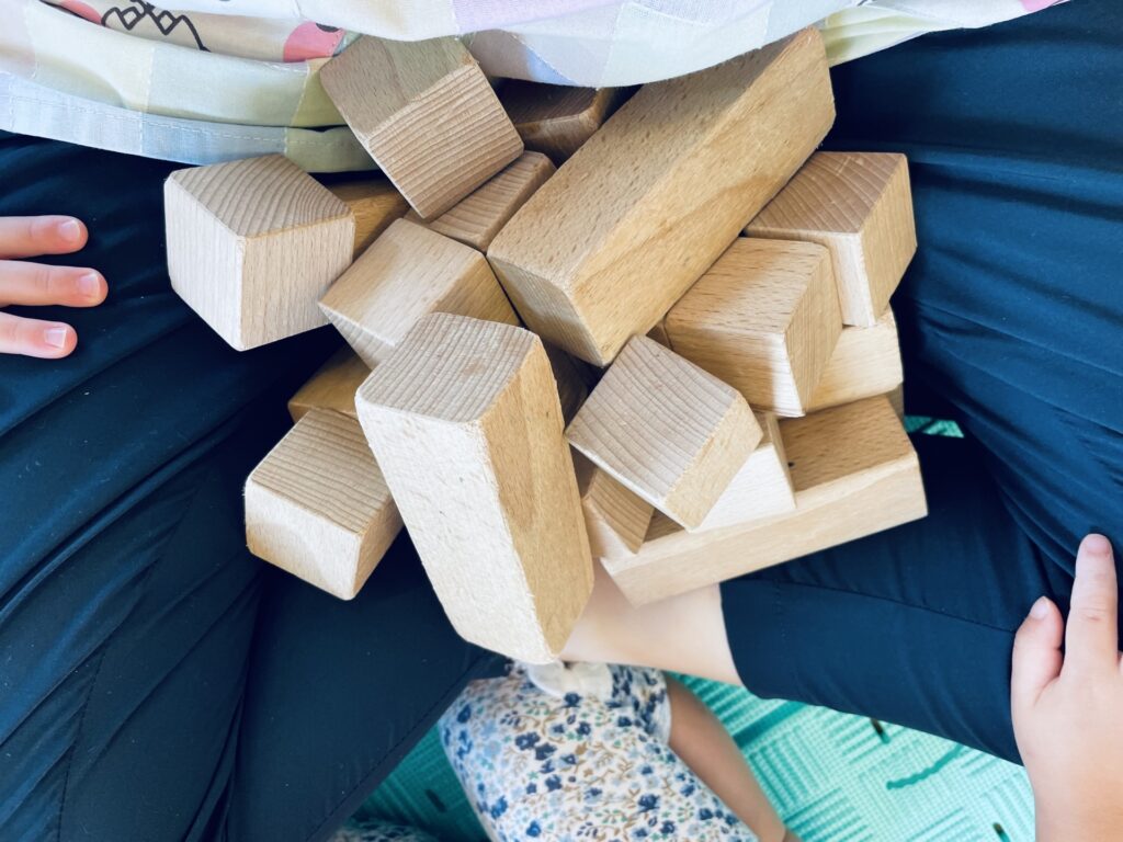 積み木で遊ぶ子どもたち