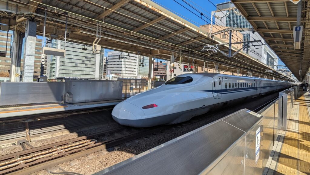 駅のホームに入る新幹線