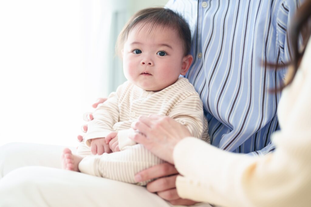 お母さんを見つめる赤ちゃん