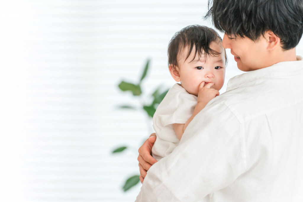 赤ちゃんを抱っこするパパ