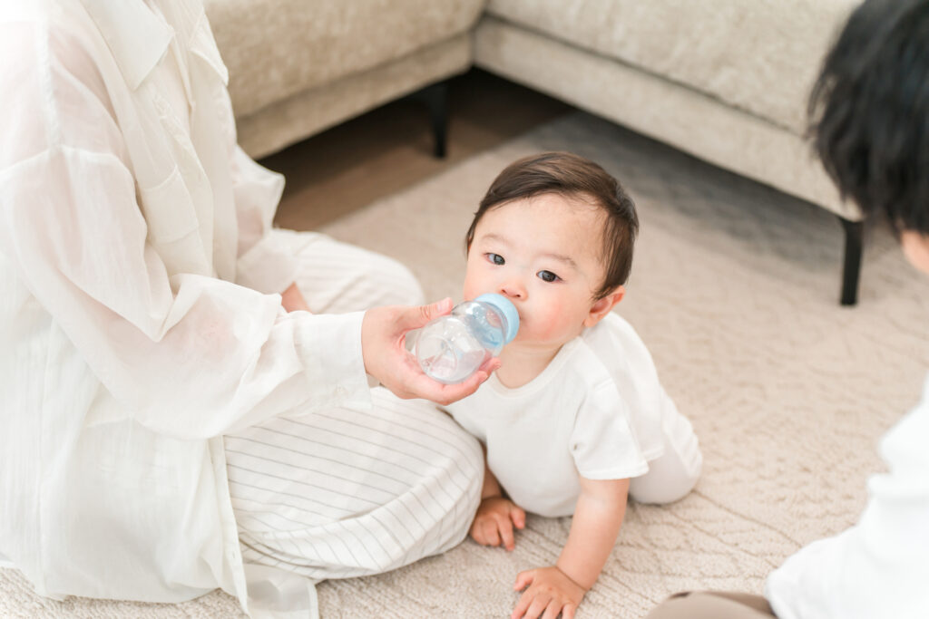 哺乳瓶で赤ちゃんに飲ませる母親