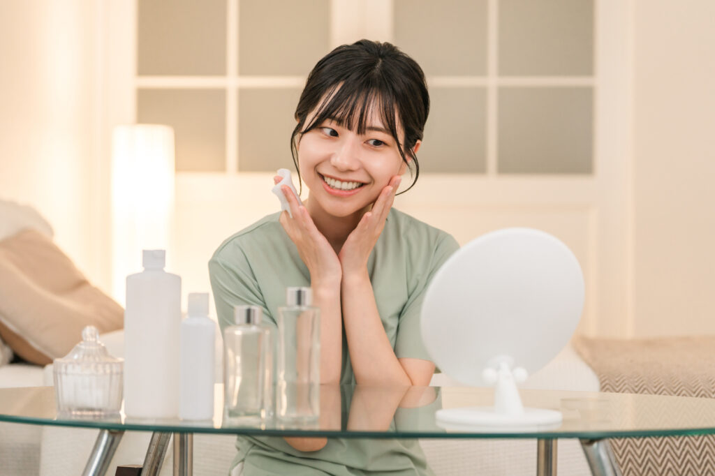 スキンケアをする女性