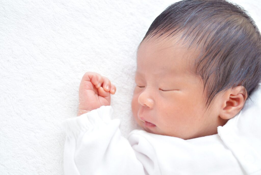 眠る新生児