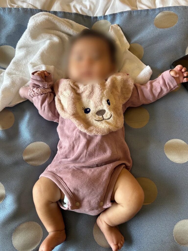 ピンクの長袖ボディスーツ
