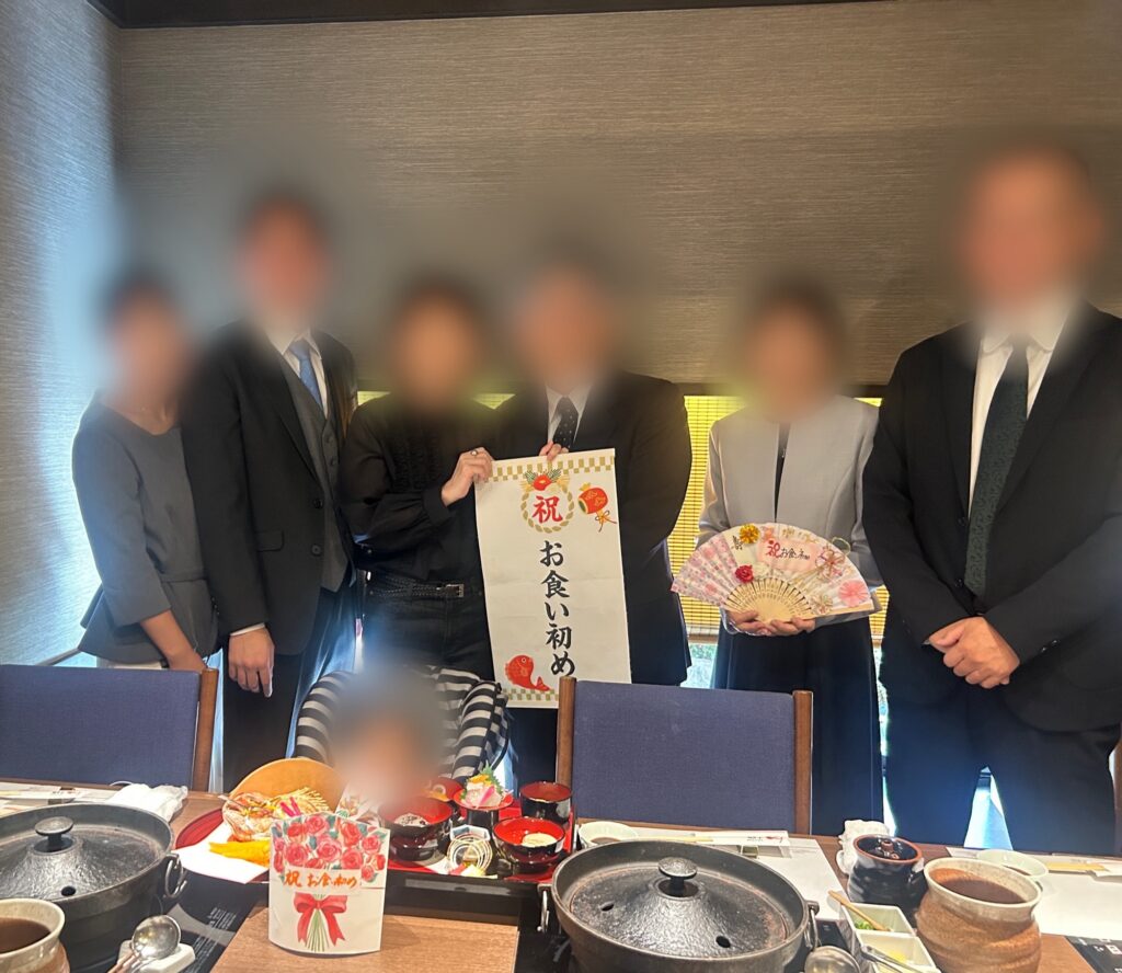 お食い初めの家族の集合写真（顔はぼかし）