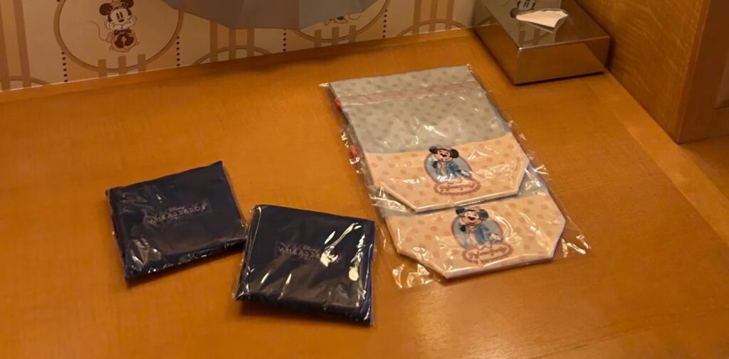 部屋に用意されていたきんちゃくなどのアメニティ