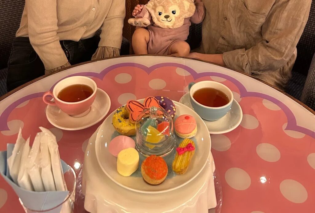 スイーツプレートと紅茶
