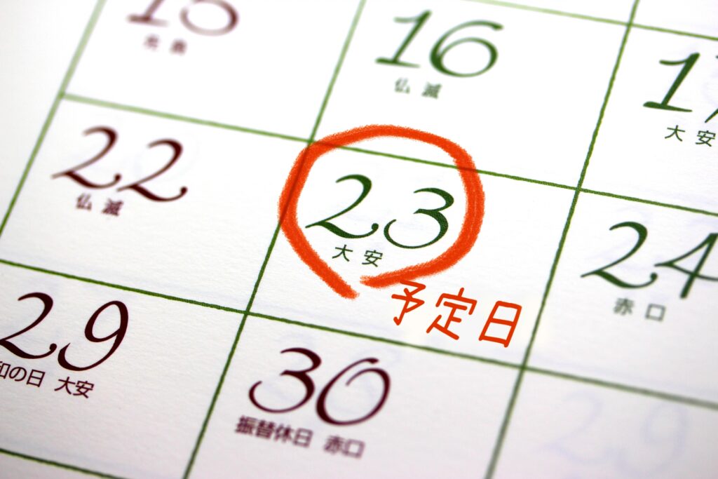 予定日に丸をつけたカレンダー